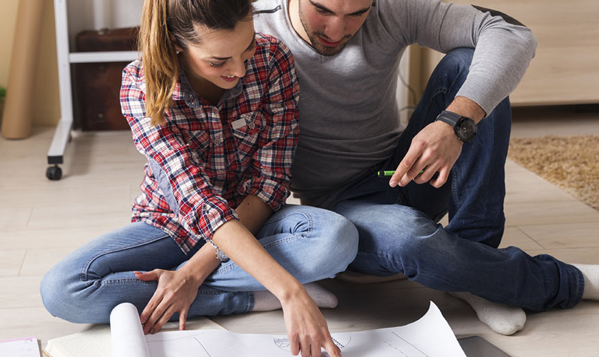 Couple en union libre qui regarde un plan.