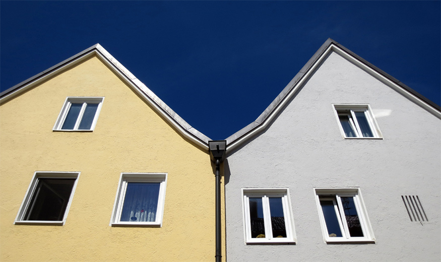 Les facades de 2 maisons.
