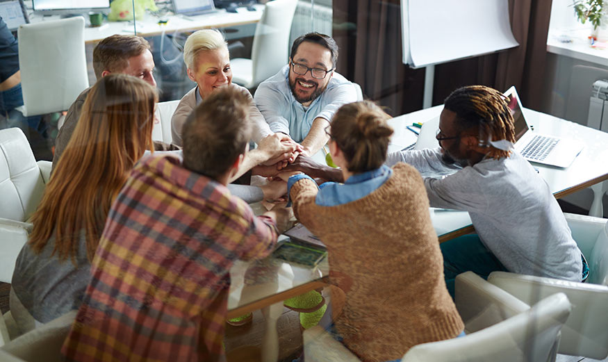 Plusieurs personnes autour d'une table