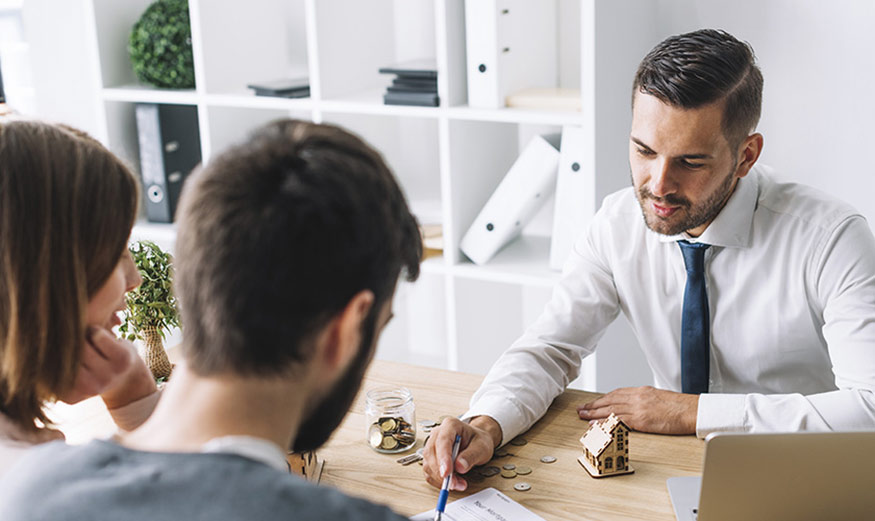 Professionnel de l’immobilier avec 2 clients.