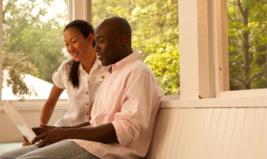 Couple regardant un écran d'ordinateur.