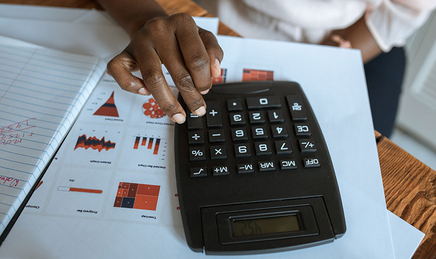 Une personne calcule la rentabilité de son investissement locatif.