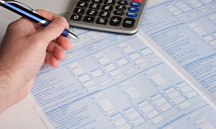 Feuille d’impôts symbolisant les avantages fiscaux pour l’achat d’une résidence principal