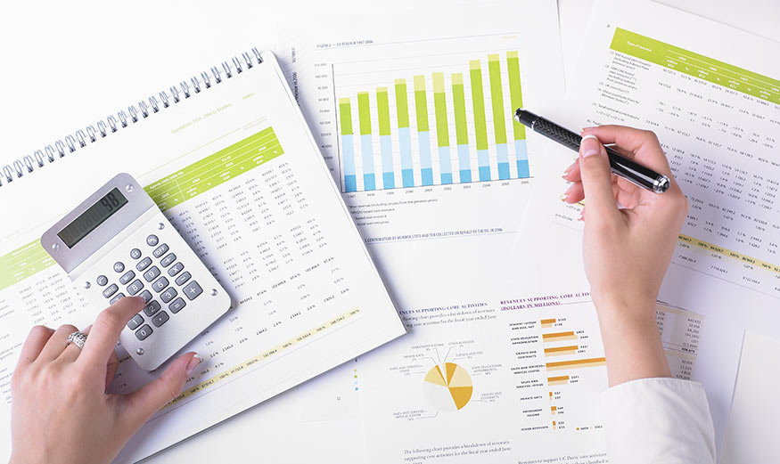 Calculatrice et documents sur les charges locatives.