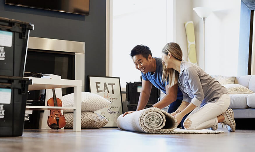 Couple qui déménage dans un nouvel appartement.