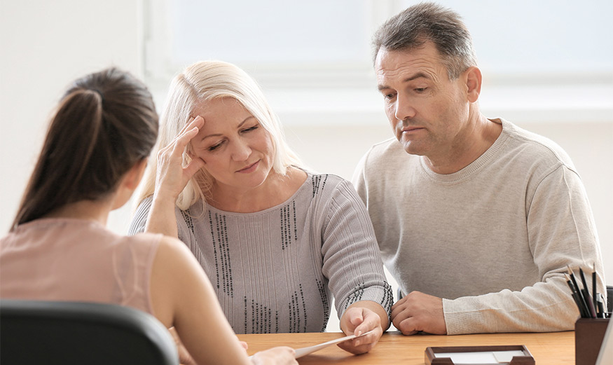 Couple en rendez-vous professionnel avec une notaire