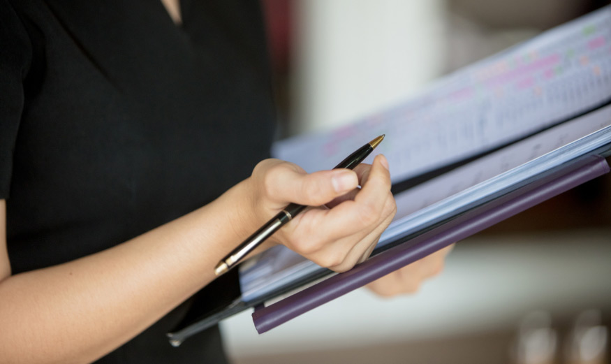 Femme méconnaissable parcourant sa checklist.