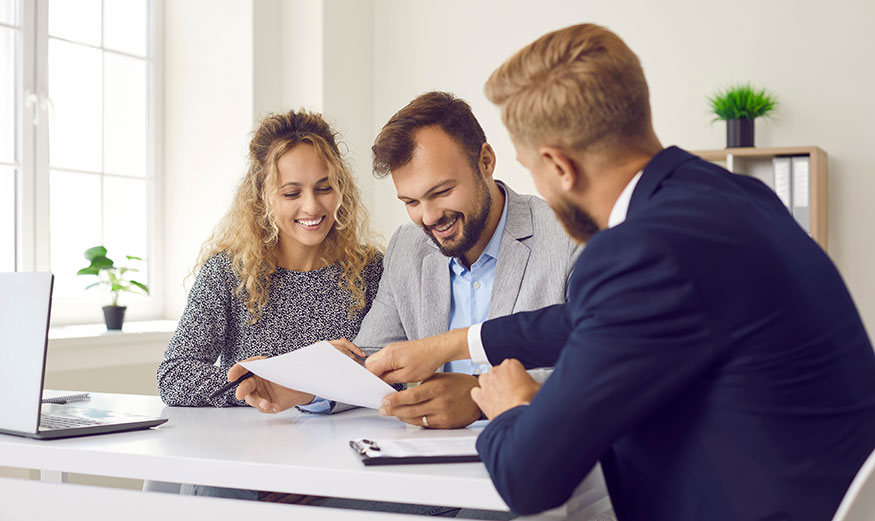Couple qui investit dans l’immobilier