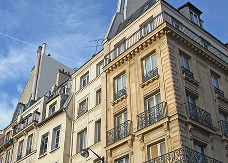 vue d’en bas sur la façade et les toits d’un bel appartement ancien 