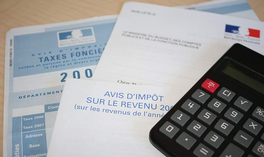 Calculette sur des feuilles d'impots.