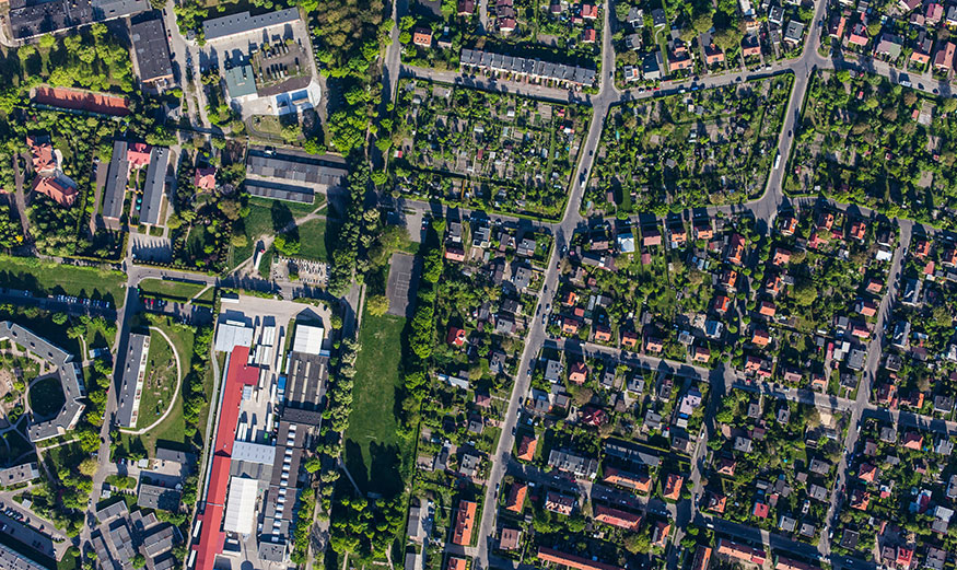 Vue aérienne d’une zone résidentielle avec maisons et terrains