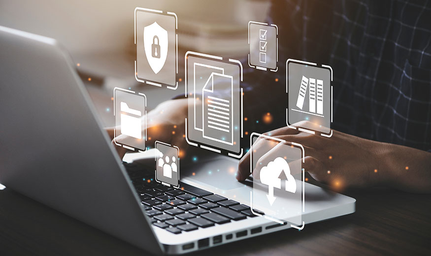 Ordinateur portable avec icônes de document, cloud, mot de passe etc. 