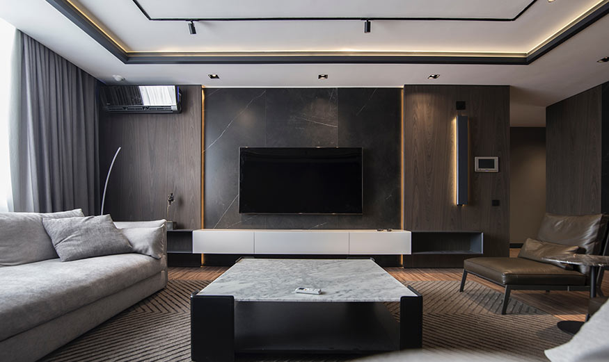 Maison connectée avec des canapés, une télévision et une télécommande.