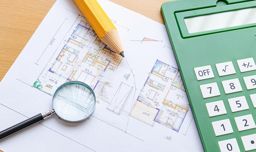 Plan immobilier calculatrice loupe crayon illustrant l’estimation immobilière