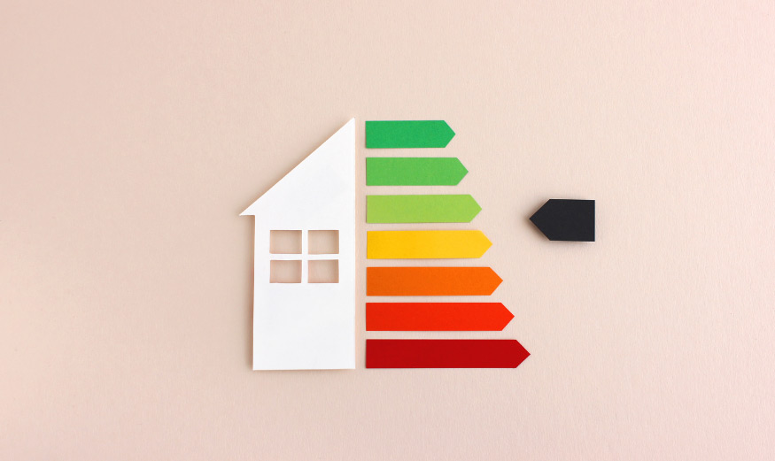 Maison avec échelle d'efficacité énergétique en papier découpé à la main