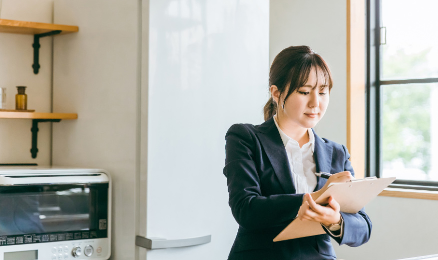 Une personne entrain de remplir un diagnostic.