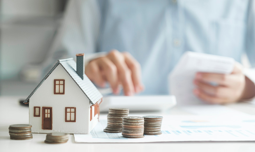 Investisseur calculant ses impôts immobiliers