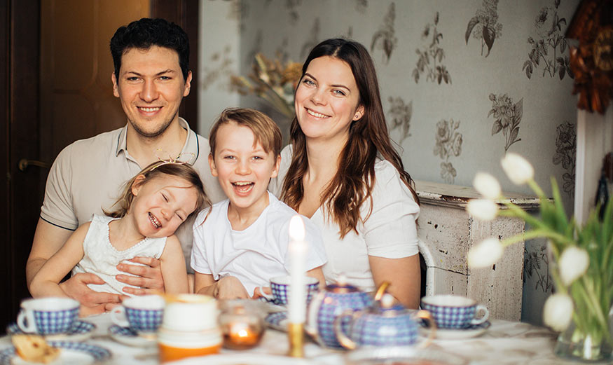 Une famille à table.