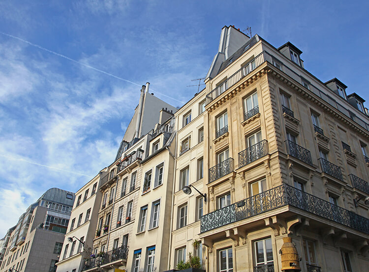 Appartement de ville neuf moderne à la façade blanche avec balcons