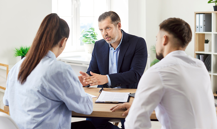 Expert en immobilier face à un jeune couple qui souhaite investir