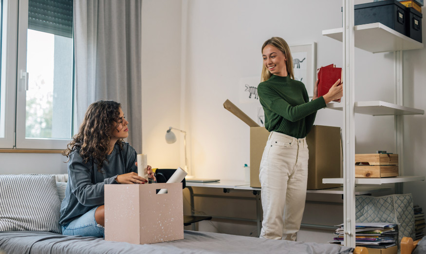 Deux jeunes femmes s’installant dans leur logement étudiant.