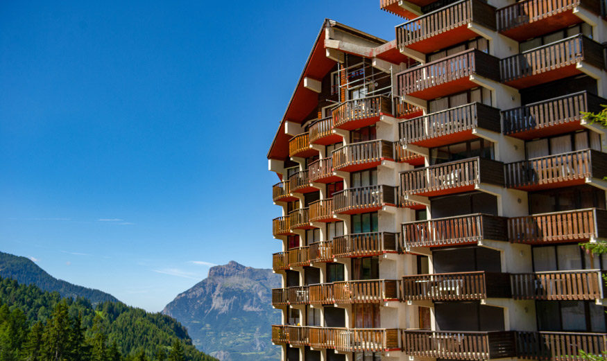 Appartements de location saisonnières dans une station de montagne l’été.