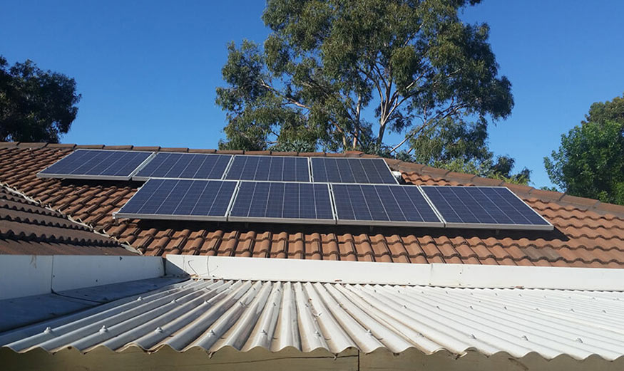 Maison autonome avec des panneaux photovoltaïques.