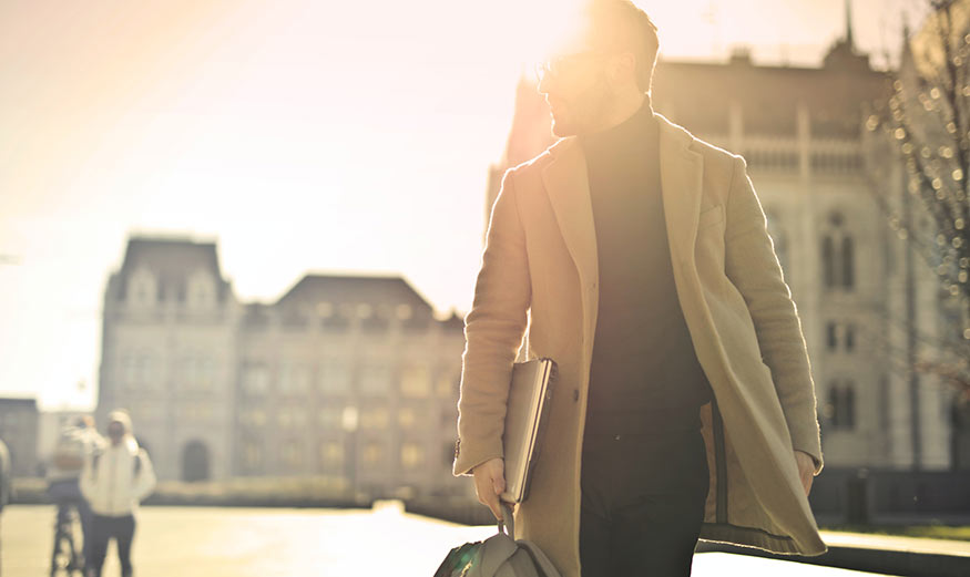 Homme avec des immeubles en arrière-plan.