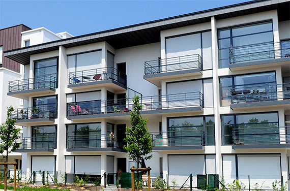 Des appartements neufs et modernes avec balcons et larges fenêtres