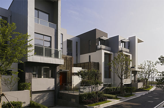 Maisons individuelles neuves et moderne dans une rue calme résidentielle