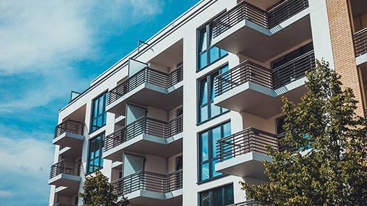 Une façade d’appartements neufs et modernes avec balcon