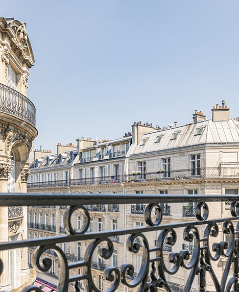 vue d’un balcon sur des appartements parisiens haussmanniens