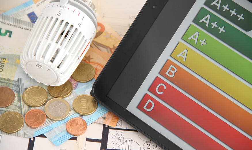 Un DPE affiché sur tablette, des billets et des pièces en euro avec un plan d’appartement en dessous