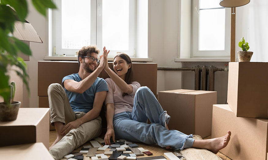 Jeunes propriétaires primo-accédants heureux d’emménager dans leur nouveau logement