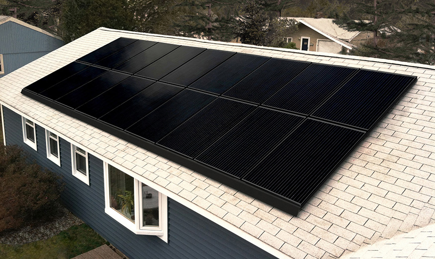 Panneaux solaires sur le toit d’une maison écologique.