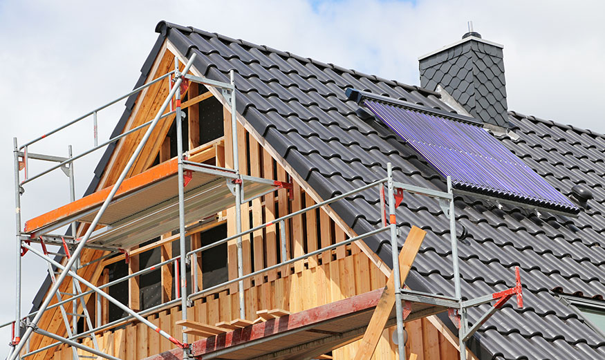 travaux de rénovation énergétique du toit d’une maison avec panneau photovoltaïque