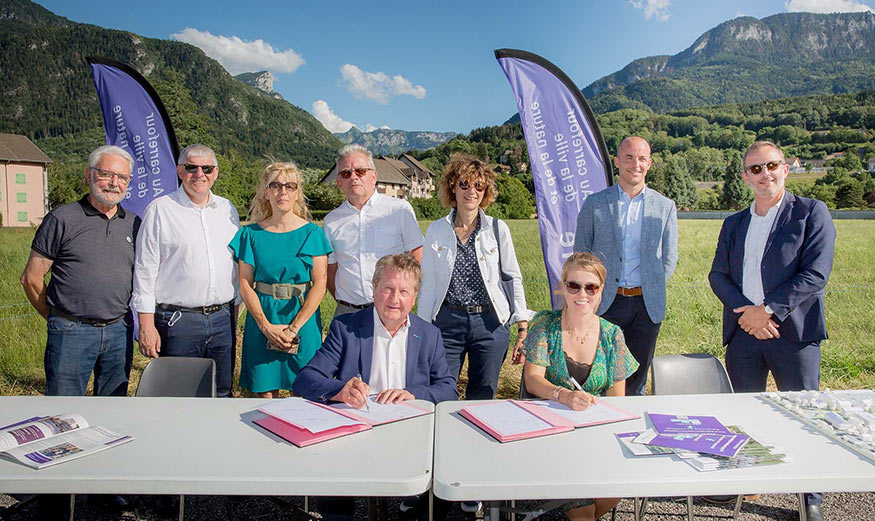 Signature du traité de concession « Saint-Pierre Centre 2025 » à Saint-Pierre-en-Faucigny (74) avec Marin Gaillard, Maire de Saint-Pierre en Faucigny et les membres du Conseil Municipal, Hugues Beslin, Directeur général adjoint du Crédit Mutuel Aménagement Foncier, Lucile Journoud, Directrice d’agence Crédit Mutuel Aménagement Foncier et les membres de son équipe dont Caroline Grobel, chargée d’affaires, Thomas Humbert, Directeur de l’agence ICADE Promotions et les membres de son équipe dont Marie Sophie Bazin, directrice du développement et Margaux Thomas, responsable programme.