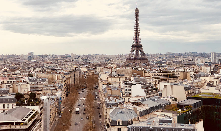 Tour Eiffel avec bâtiments autour.