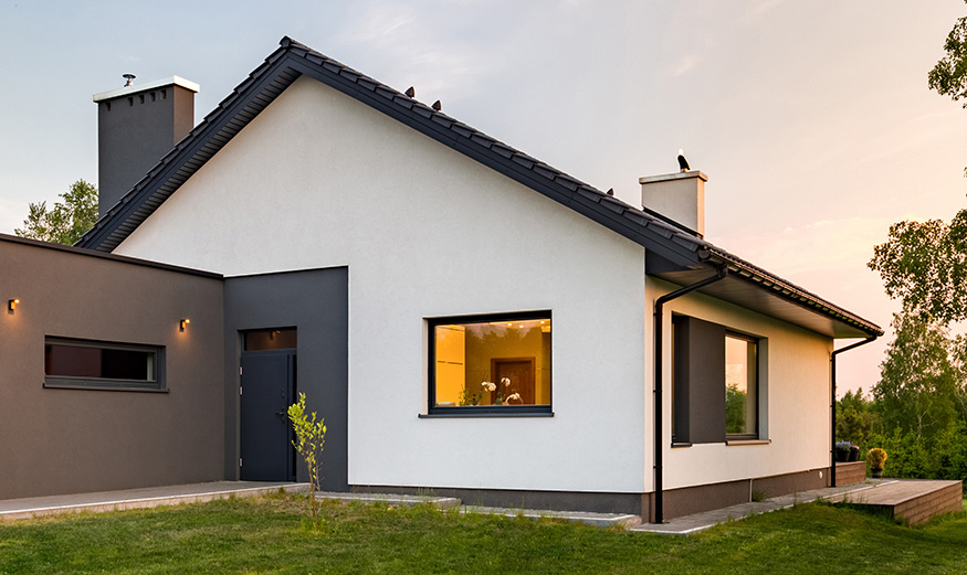 Maison neuve au crépuscule