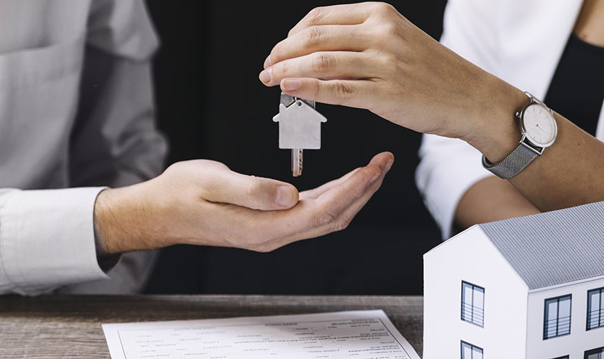 Particulier donnant les clés d’une maison à un particulier.