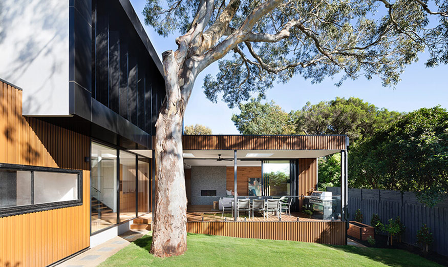 Villa moderne en bois et acier avec terrasse et grand jardin.