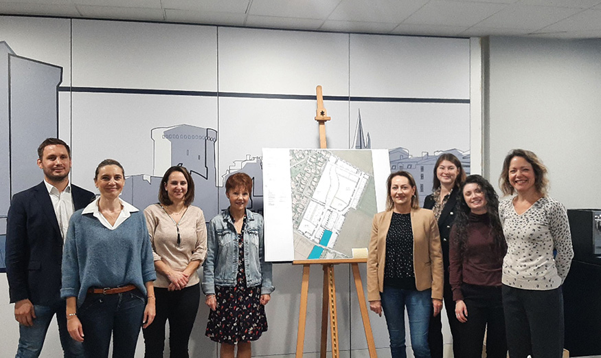 L’équipe de l’agence Crédit Mutuel Aménagement Foncier de La Rochelle (17) devant le plan des terrains à bâtir de la tranche 3 de « ZAC de L’Houmeau ».