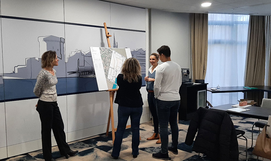 L’équipe de l’agence Crédit Mutuel Aménagement Foncier de La Rochelle (17) devant le plan des terrains à bâtir de la tranche 3 de « ZAC de L’Houmeau ».