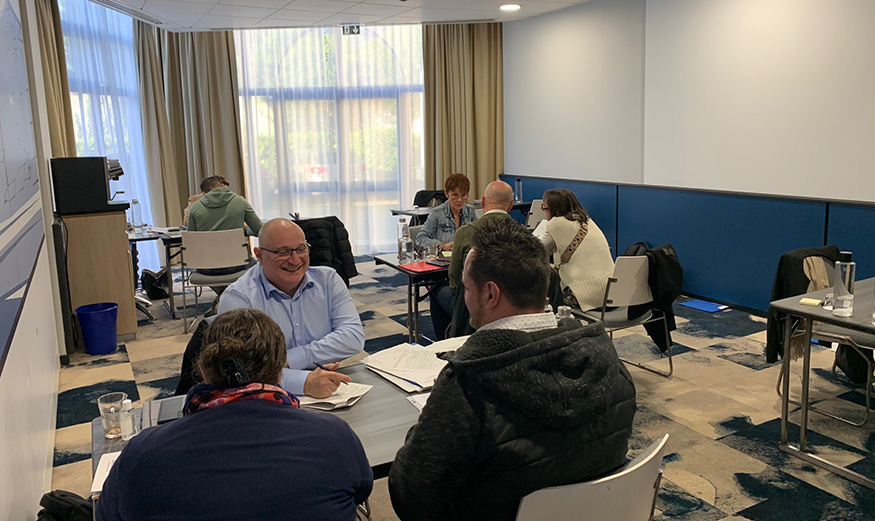 L’équipe de l’agence Crédit Mutuel Aménagement Foncier de La Rochelle (17) devant le plan des terrains à bâtir de la tranche 3 de « ZAC de L’Houmeau ».