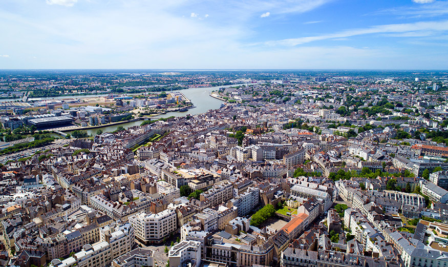 Vue aérienne d’une grande ville en France